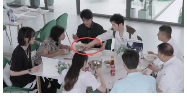 宁静|黄晓明只吃一根面，剩面让丁真吃，宁静怒斥太作，倚老卖老没必要