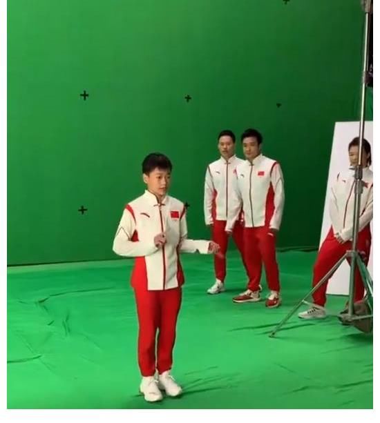 全红婵拍宣传片画面曝光，无力摇动双手太萌，师哥在后面鼓掌打气