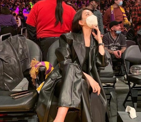 湖人队|还记得坐在詹姆斯旁边爆红的美女吗?脱下口罩更美,颜值身材完美