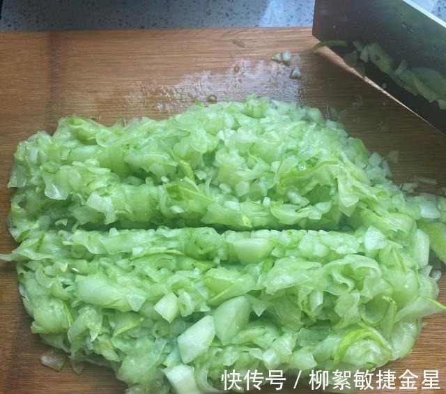 y黄瓜猪肉虾皮饺，皮包馅儿大，味道鲜美！