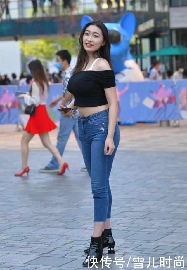 魅力|青春靓丽的女生黑上衣加牛仔裤，展现时尚魅力