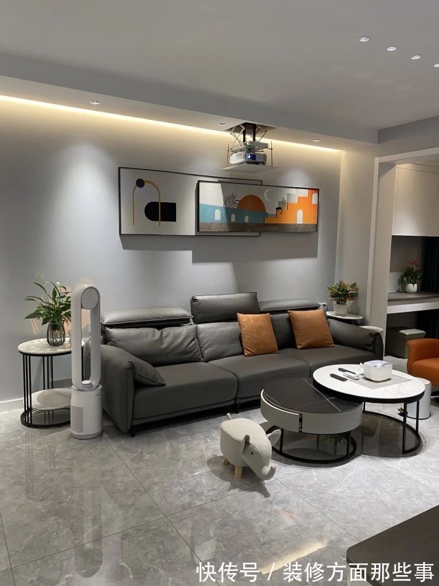 灯光|104平四口之家，客厅激光投影太过瘾，整柜的手办太壮观