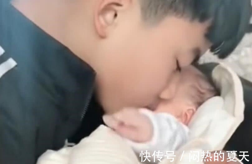 妹妹|18岁儿子喜当哥,嘴上说不稀罕,看到妹妹后画风立转,太温馨了