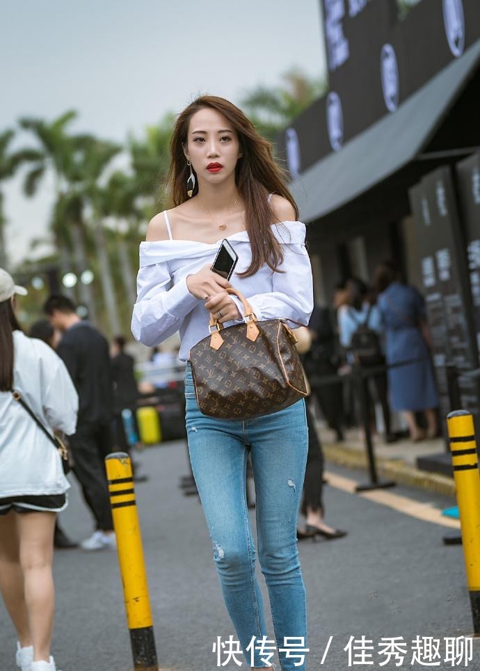 紧身牛仔裤|街拍:锁骨和“一字肩”上衣最配了