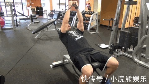 动作|上斜卧推末尾，加入1个哑铃飞鸟动作，更有效刺激上胸肌肉