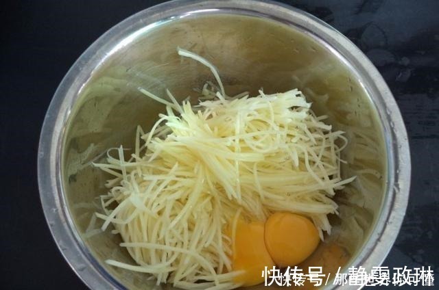 黑胡椒粉|两个土豆两个鸡蛋,无需面粉做美食,儿子吃一次就忘不了,真香