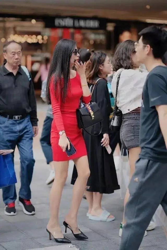 街拍:小姐姐身穿双层裙,脚踩方根鞋,看上去十分的有气质