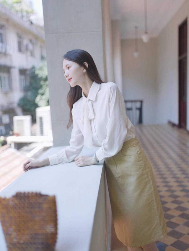 衬衫|半身裙在秋天依然风头不减,搭配泡泡袖衬衫,这才是“高级穿法”