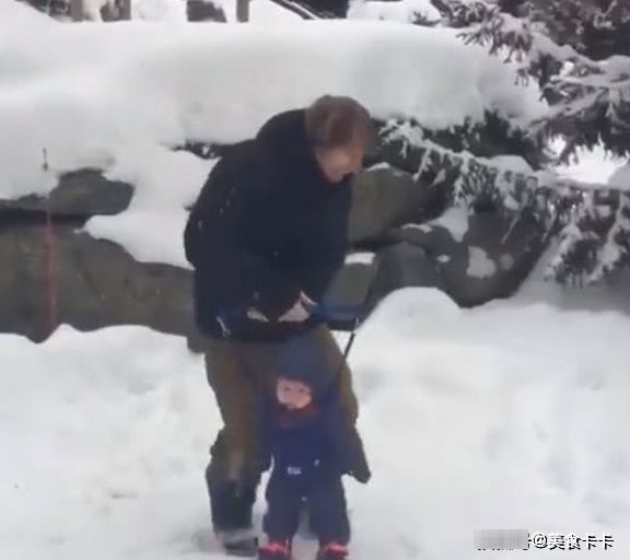 滑雪|论爸爸带娃的乐趣,强行滑雪,宝宝的表情却“生无可恋”