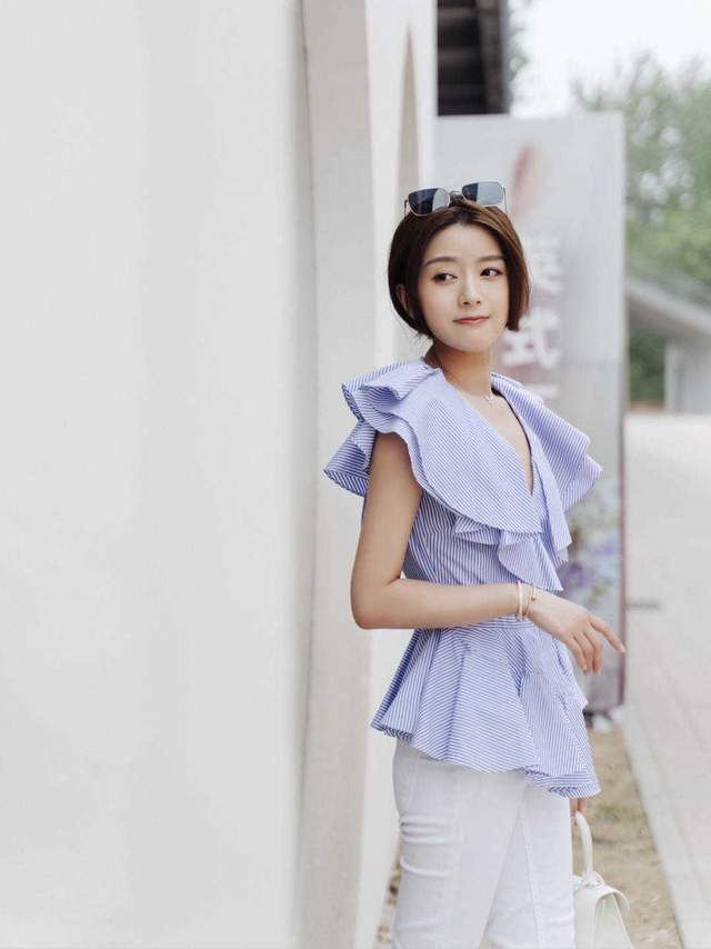 秋天|秋天怎么能少了白裤子呢!和衬衫以及T恤搭配,简约又有气质感