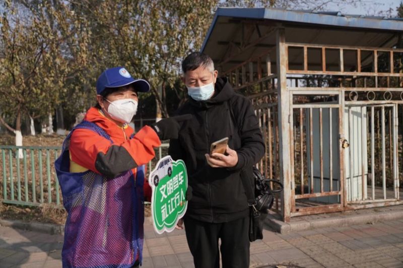 行人|公益｜霸气！蓝马甲成功“出圈” 路人：这是什么组织？