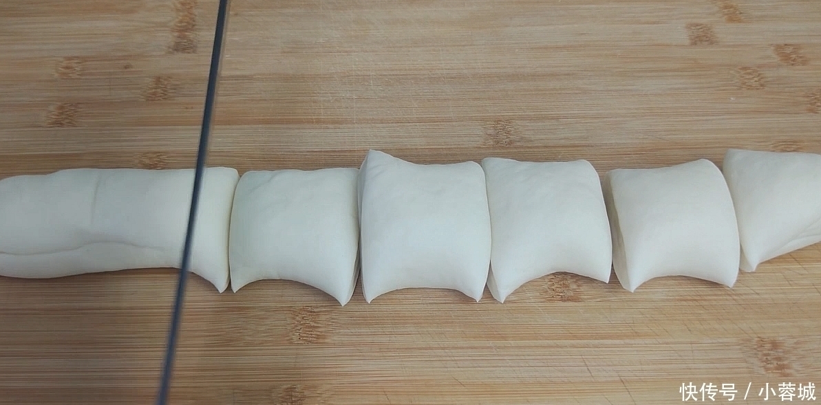  面粉不要蒸馒头了，教你好吃新做法，一次做7个，上桌就扫光，香