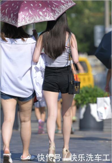 灰色吊带衫搭配黑色短裤，简单大方，尽显甜蜜少女感