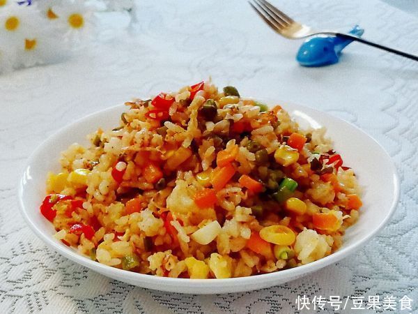 豇豆角|酸菜泡椒炒米饭这样做百吃不腻，吃1次不过瘾