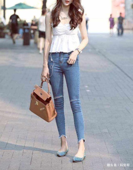 穿搭 红色娃娃装+白色牛仔裤,青春靓丽,轻盈温柔,好看极了