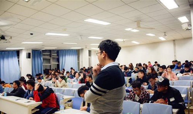 工资|多数父母总爱让孩子从事这2大职业,仅是表面风光却没前途?