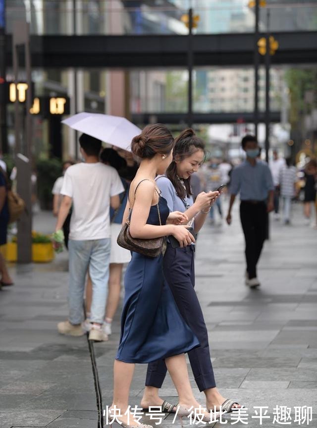 吊带真丝柔顺连衣裙,展现清凉典雅气质