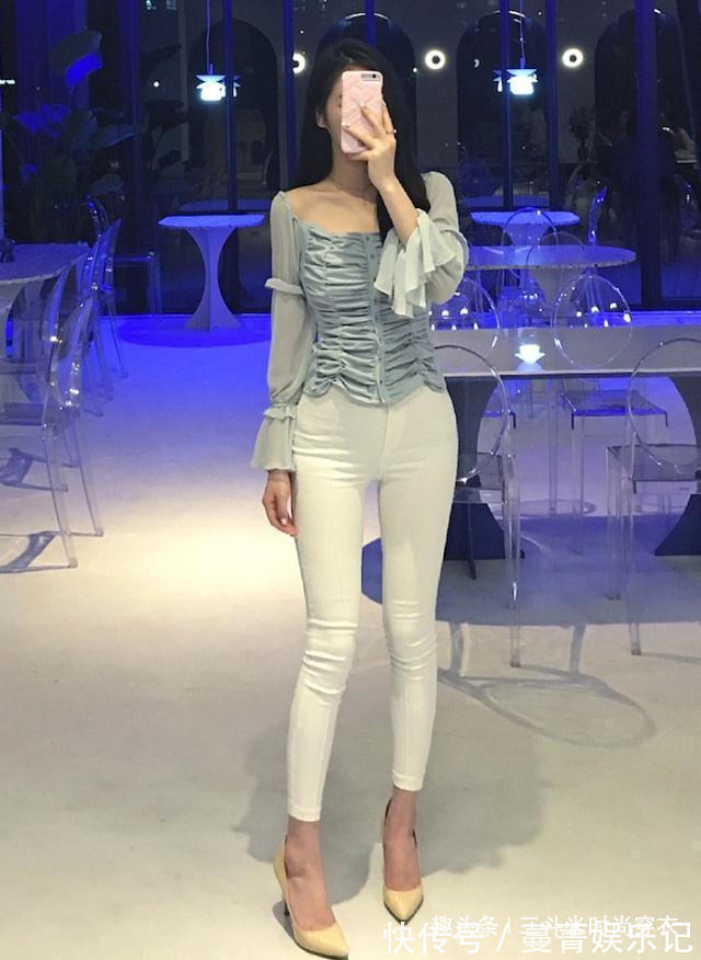 时尚|美女穿紧身牛仔裤秀小蛮腰,身材高挑,时尚清新青春靓丽