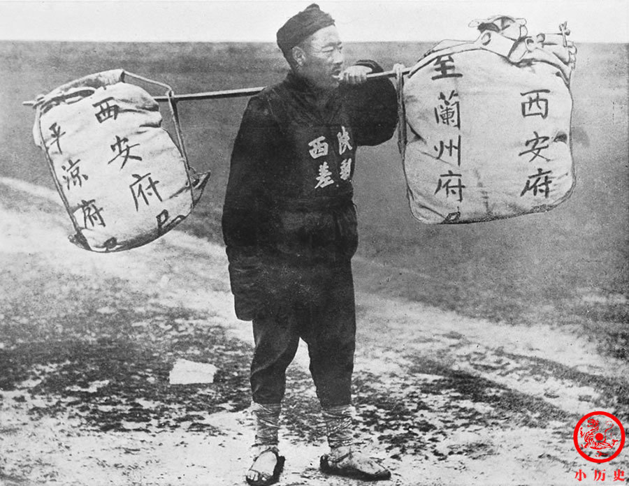 知州大人#晚清老照片:“丐帮”帮主全身挂满垃圾,知州大人派头十足