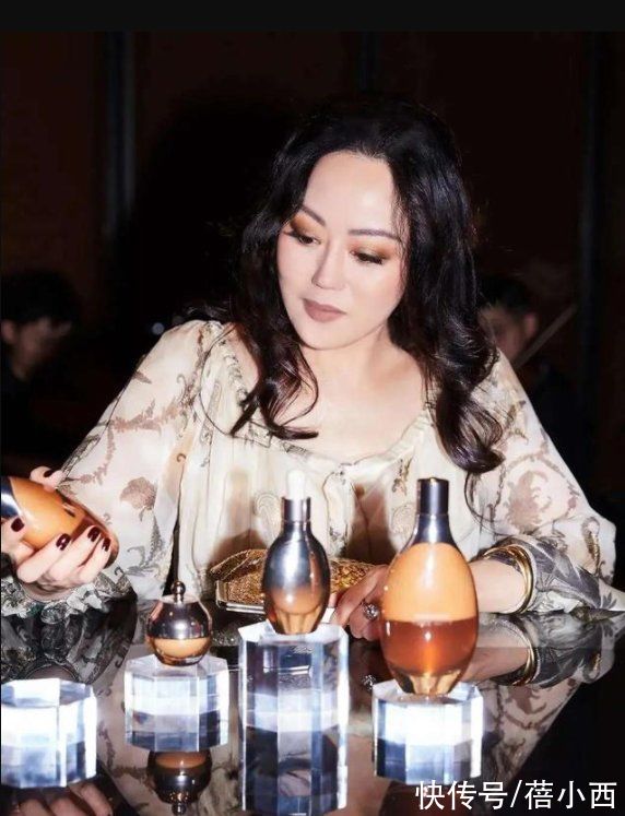 穿搭|章小蕙就算低调也满身尤物气场，穿印花裙配长卷发，妥妥的贵妇感