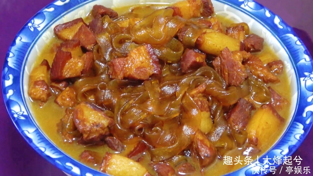 猪肉炖粉条,天冷吃太爽了,上桌连汤汁都不剩,简单炖一锅不够吃