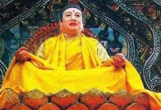 取经路上!收服大鹏鸟时,为何如来、燃灯、弥勒同时现身他们惧怕什么