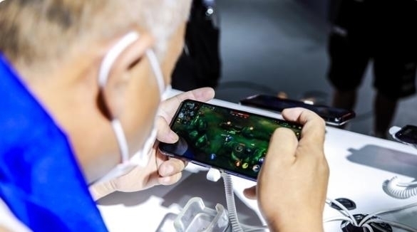 cos|那些年在漫展上遇到的女装大佬,唯独这个60岁的老大爷吸引人