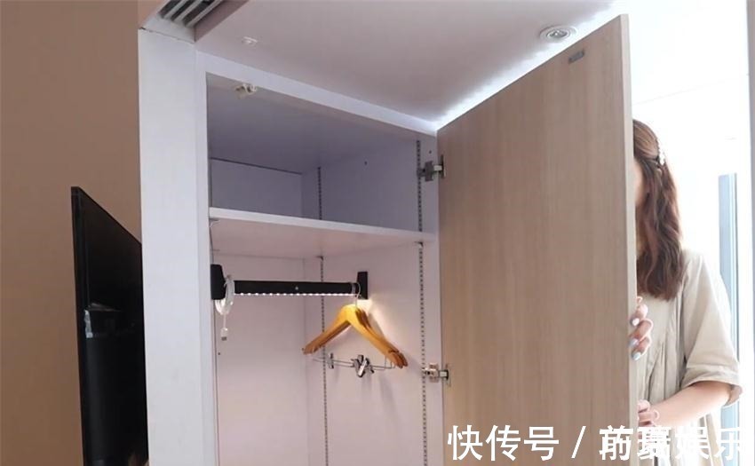 收纳|小两口买下21㎡婚房,巴掌大的家挤出“双客厅”,生活去繁从简