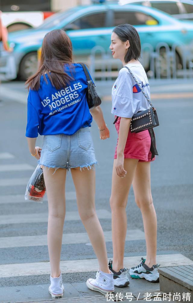 街拍:穿蓝白T裇的姐妹