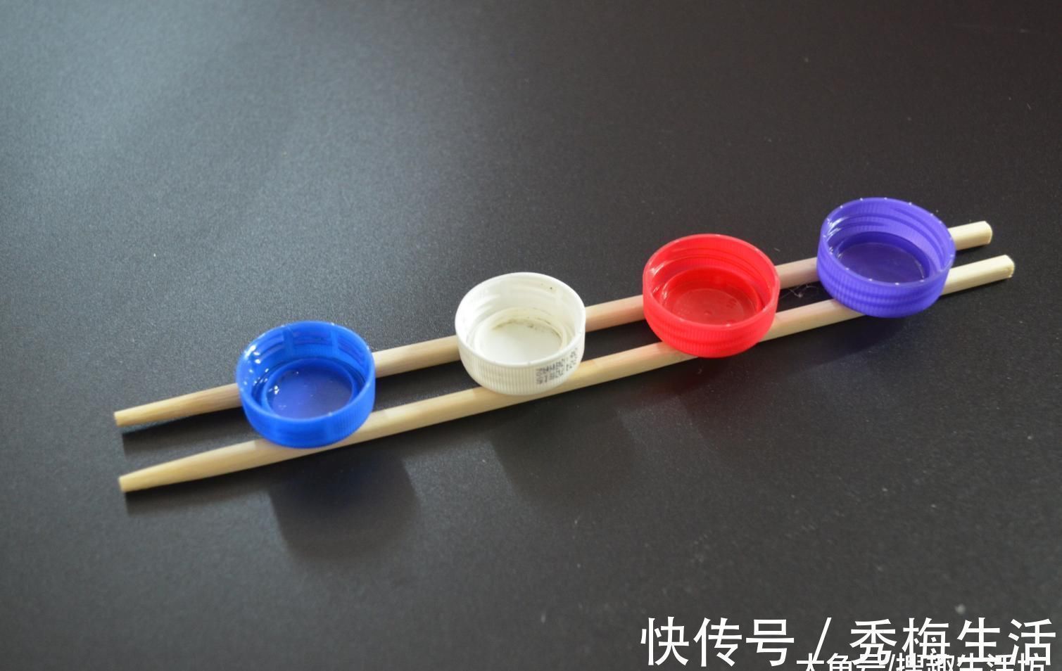 瓶盖粘在一次性筷子上, 解决了很多家庭困扰的烦恼, 看完赶紧试试