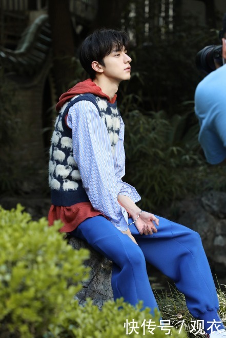 造型|还在卫衣叠穿衬衫?看林一搭配绵羊背心,效果瞬间好到爆