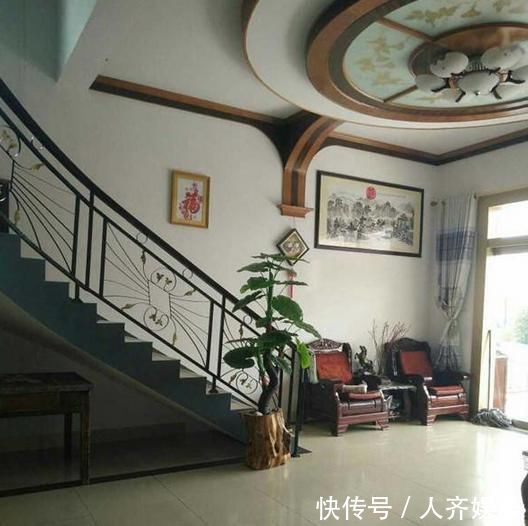 旋转楼梯|农村老家别墅装修完工,庭院养鱼又栽花,旋转楼梯更赞!晒晒