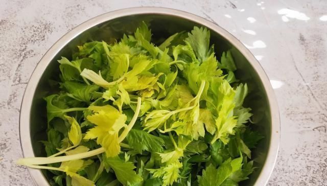 益君|失眠便秘都怕这个菜,每天一盘真便宜,肠道通瘦得快,安睡到天亮