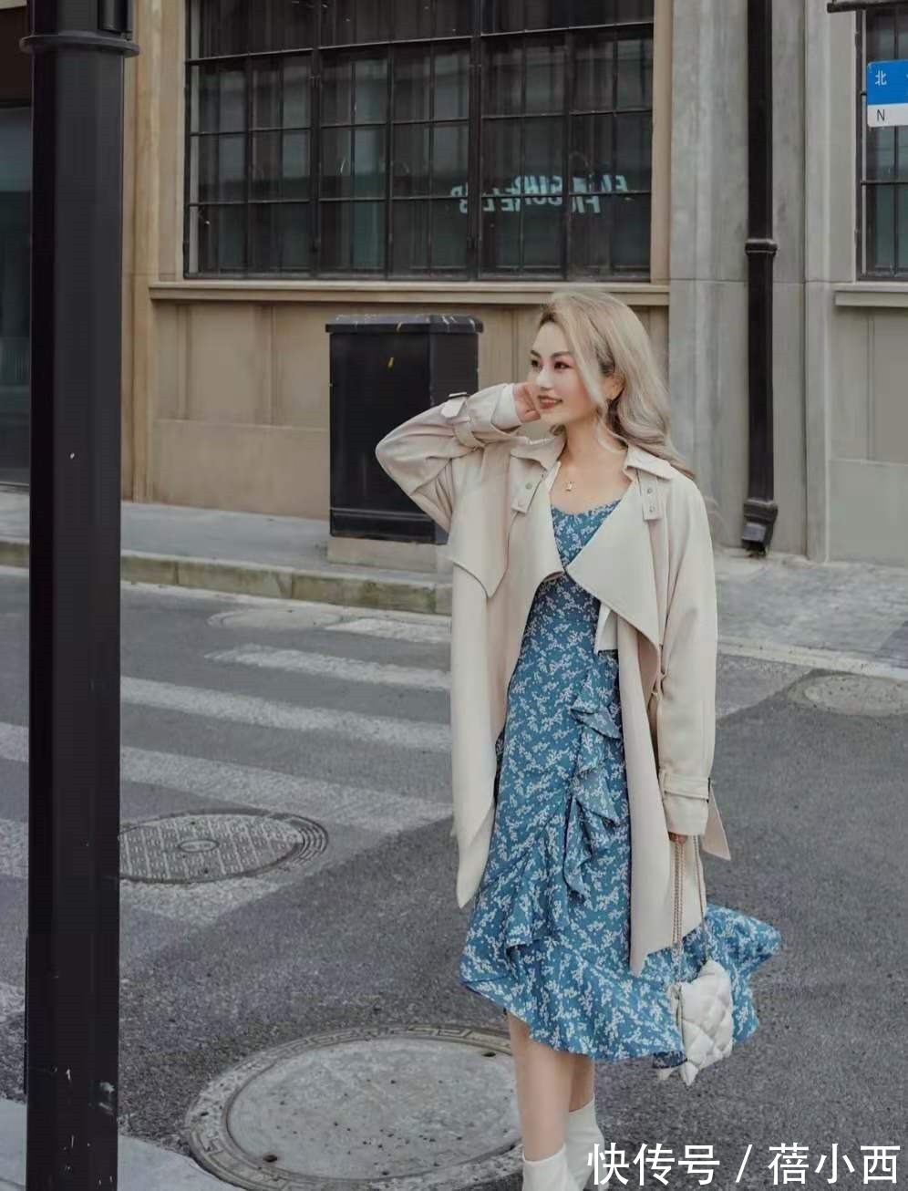 时髦 奔三奔四的女人,建议多穿“风衣”,这4种搭法简约时髦显气质