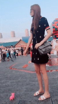 |搞笑GIF：今天视察老婆工作，我只能薅你的头发了