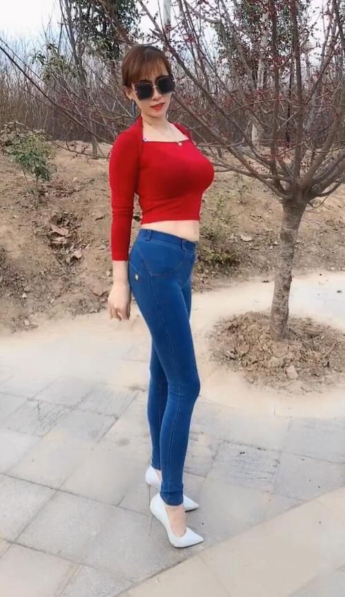 颜值|高颜值的美女,穿上紧身牛仔裤,大长腿女人味十足