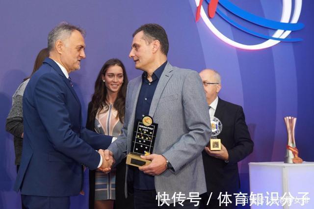 球迷|20年20枚奖牌!功勋教练离开塞尔维亚女排,球迷:来中国试试?