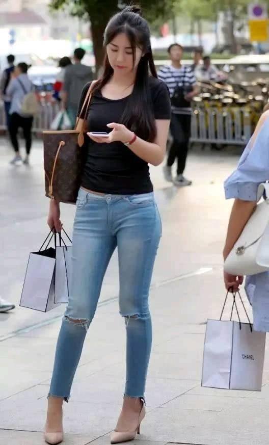包臀裙 牛仔裤展现清新自然的感觉,可以把自己打扮的端庄秀丽