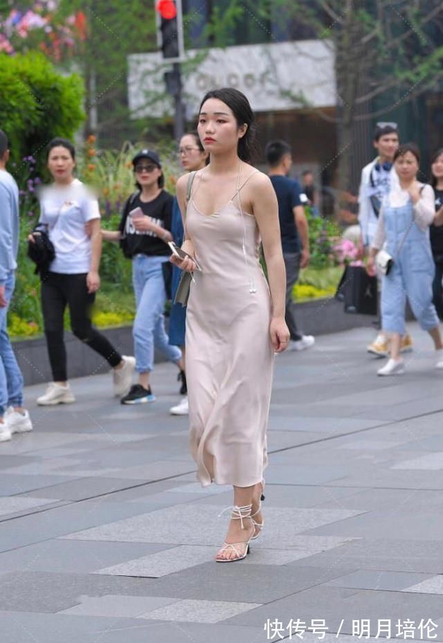 靓妹|珍珠白裹身裙轻松美的出众,靓妹用耳机线做成裹脚鞋可真有一套