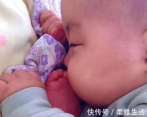 家长|趁着妈妈不在，宝宝偷偷搬起小脚丫啃了起来，宝妈看后哭笑不得