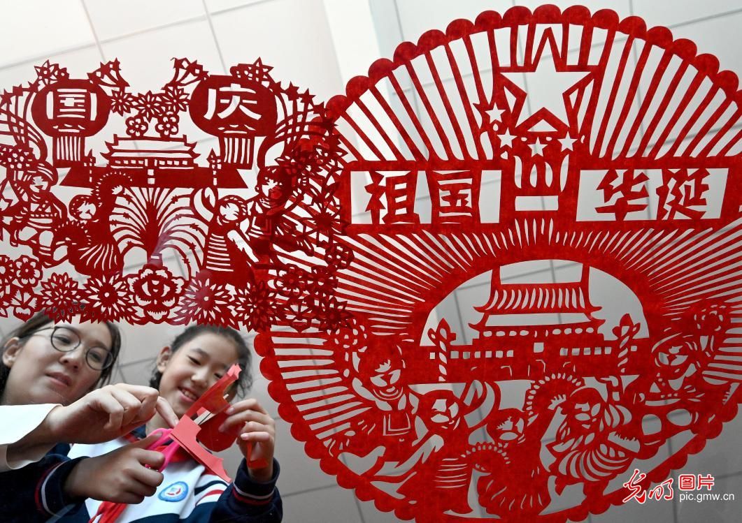 川南幼儿师范高等专科学校#【光明图刊】多彩形式迎国庆佳节