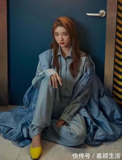 大长腿|小姐姐造型很飒，穿雾霾蓝衬衫套装搭配风衣，眼神凌厉帅气十足
