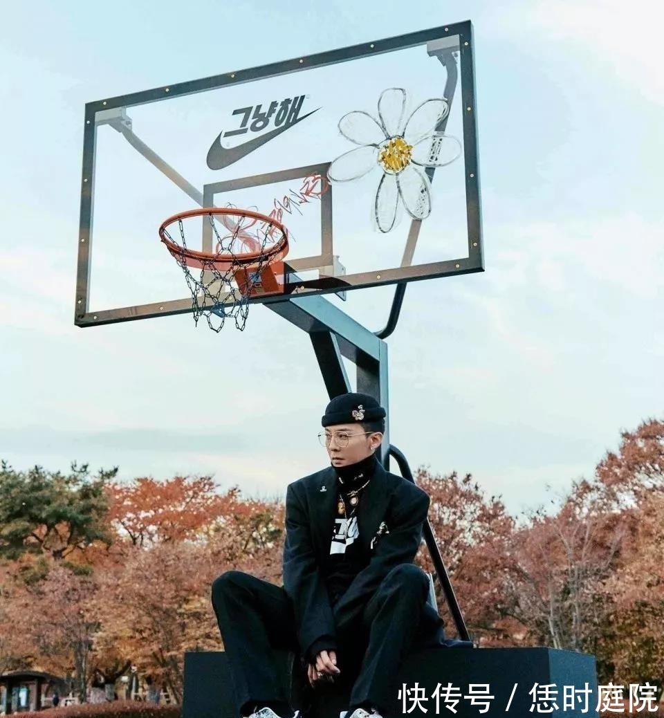 白钩 合作的联名鞋直接秒空,连50码的都卖完,价格居然高达3万一双?