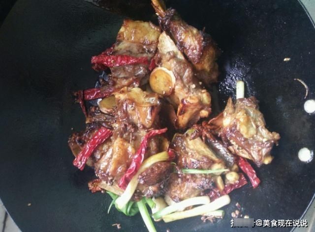 做红烧排骨时，别只会傻加酱油！多加一点它，色泽红亮，越焖越香