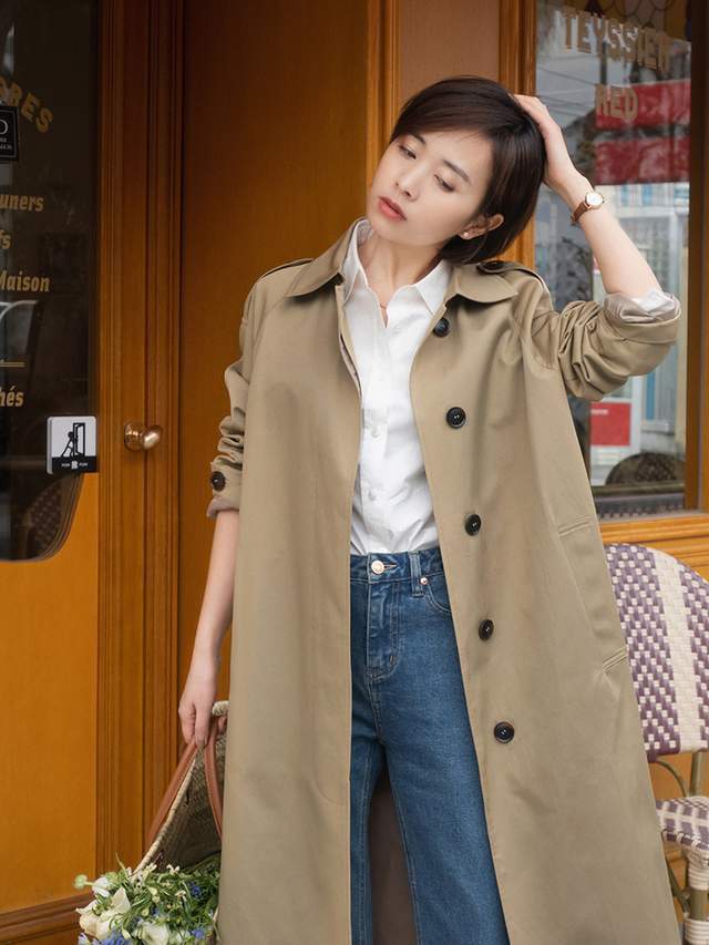 风衣|秋季,奔四奔四的女人怎么穿风衣?搭配衬衫和牛仔裤,减龄又洋气