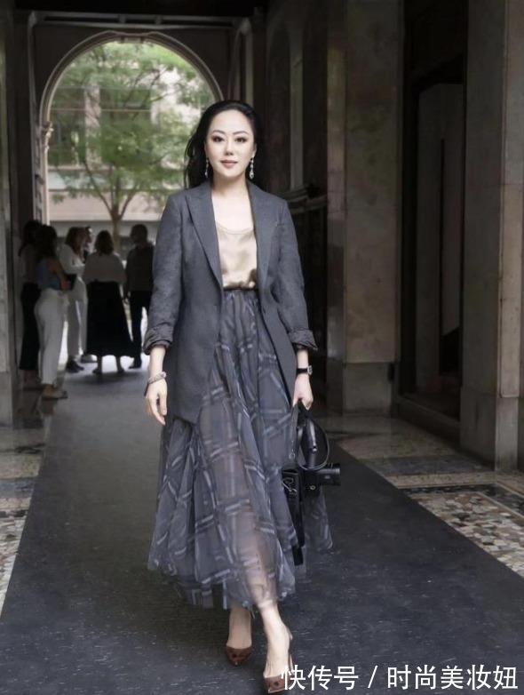 半身裙|章小蕙气质真学不来,穿西装配波点裙高贵华丽,骨子里的贵气