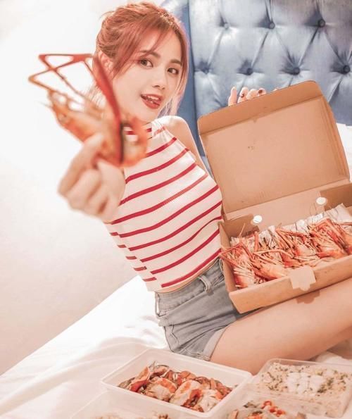 颜值 身材娇小的马来西亚女生,这几套居家穿搭,秀出了性感女人味