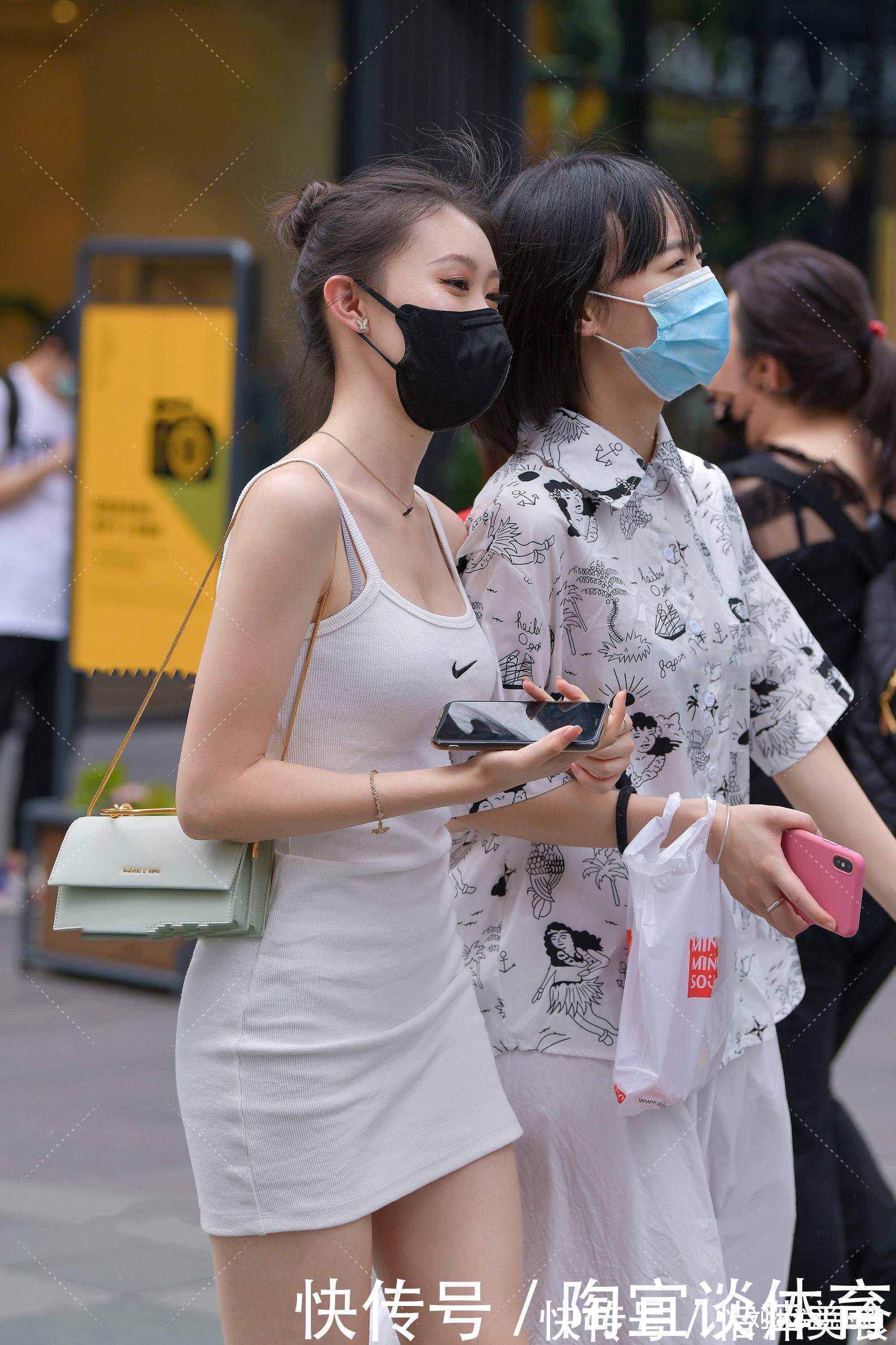 金色 闺蜜俩逛街,同样的白色系气质却大不相同,金色装饰体现“贵妇”气质