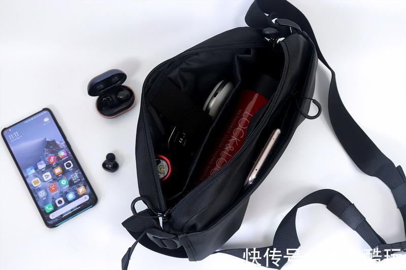 悠启|百搭多用很能装：悠启时尚机能胸包体验