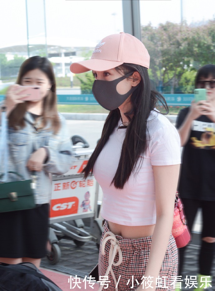 格外|粉色的帽子具有衬肤的效果,让小姐姐显得格外的青春